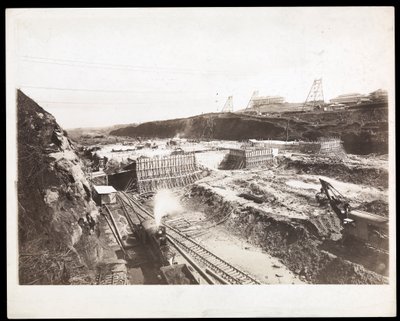 Vista della costruzione del Canale di Panama con forme di cemento, treni, macchine da scavo e scavi visibili, 1912 o 1913 da Byron Company